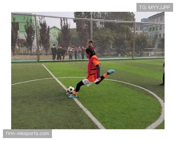 足球赛场传球亮点频现：明星球员争夺助攻桂冠