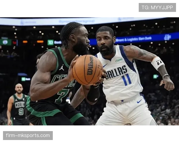 欧文利用突破拆解防守 拉开球队关键时刻得分差距